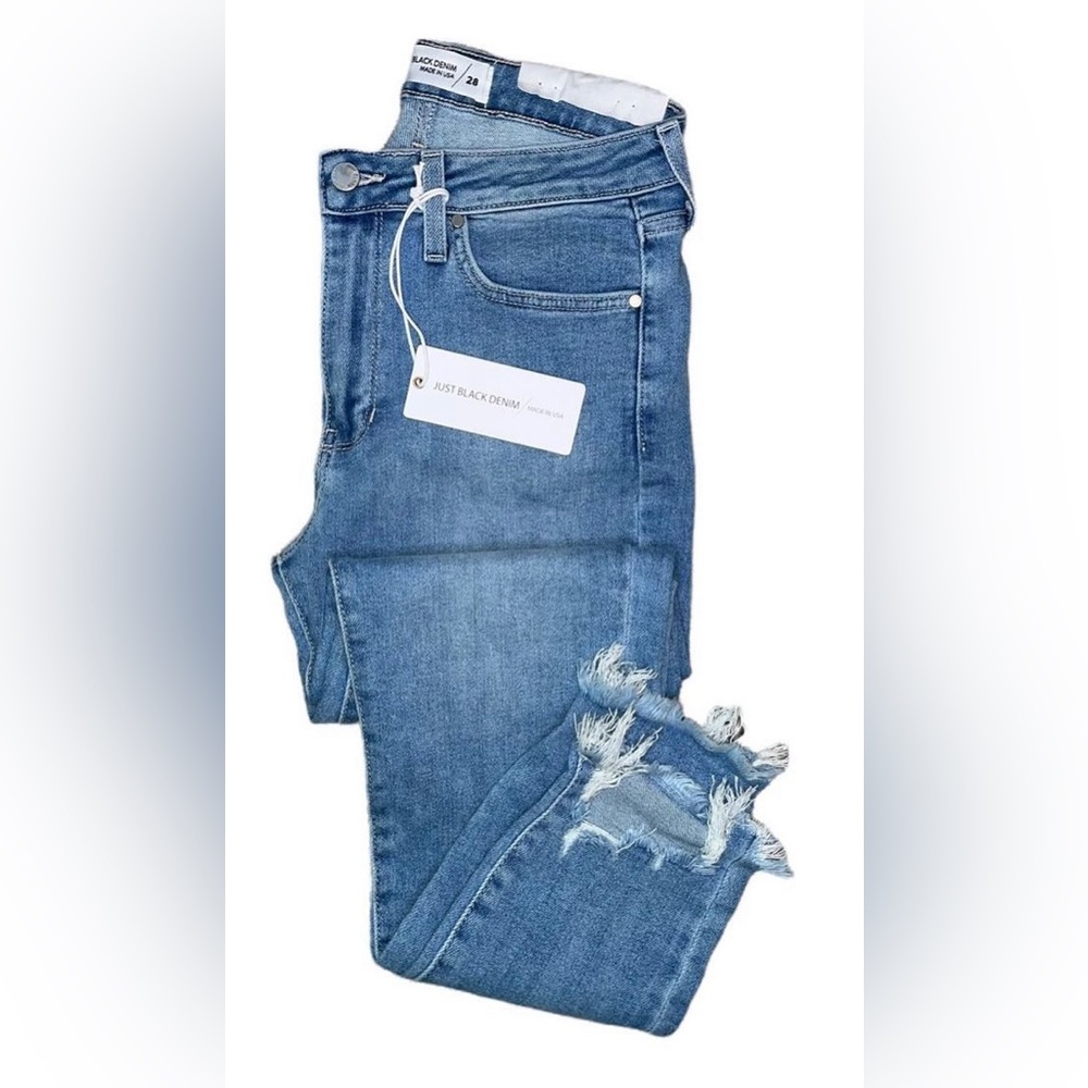 Light wash skinny Jean with frayed hem